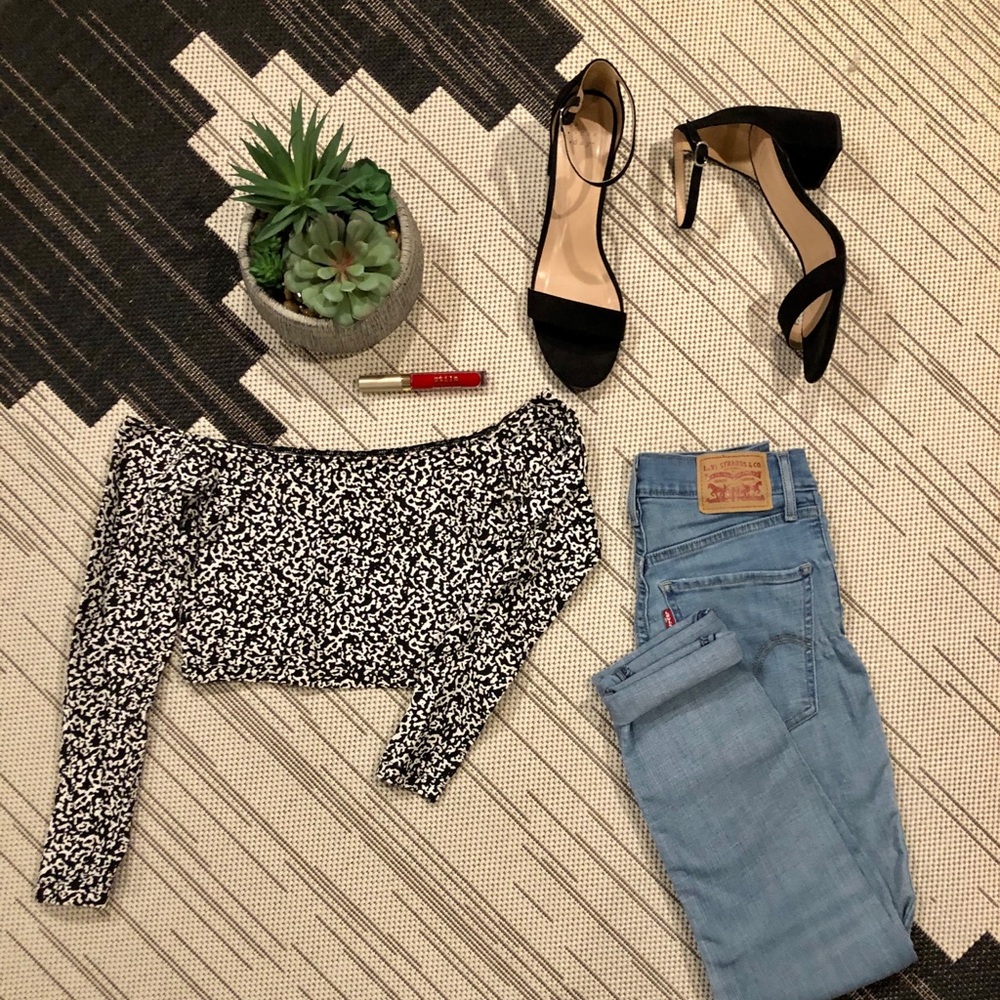 NWOT | AA | OPEN SHOULDER CROP TOP